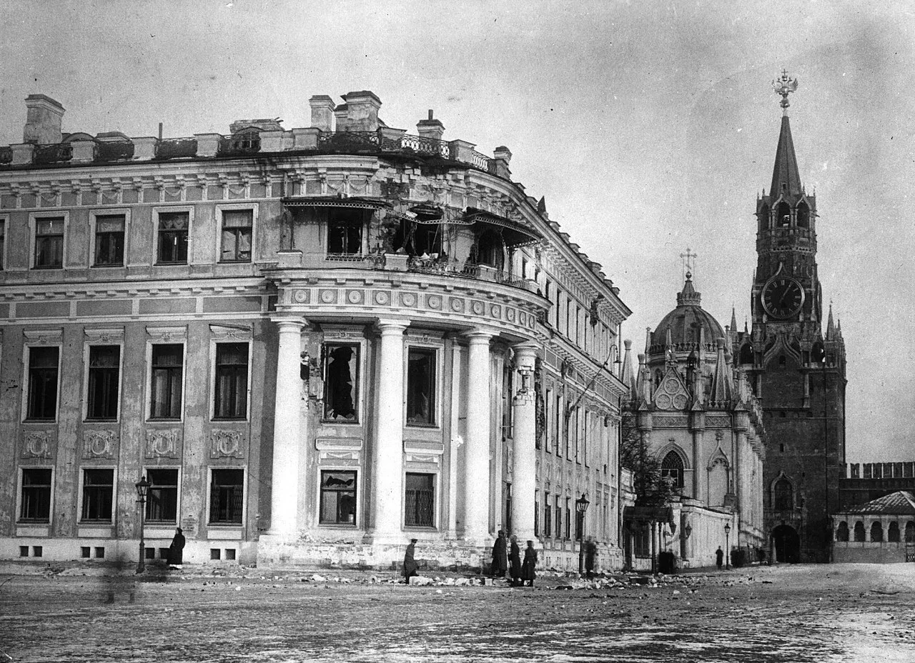 „Zniszczony Mały Pałac w Moskwie po Rewolucji Październikowej – uszkodzenia fasady i symboliczny obraz chaosu 1917 roku” | rewolucja październikowa